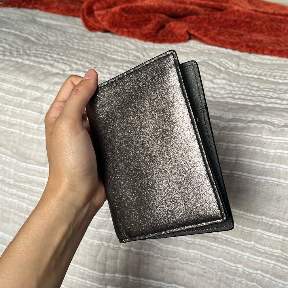 FOSSIL Metallic Gray RFID passport wallet 🦖